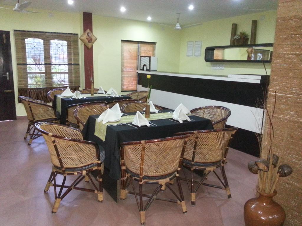 Aquarock Hotel Kazhakuttam Buitenkant foto