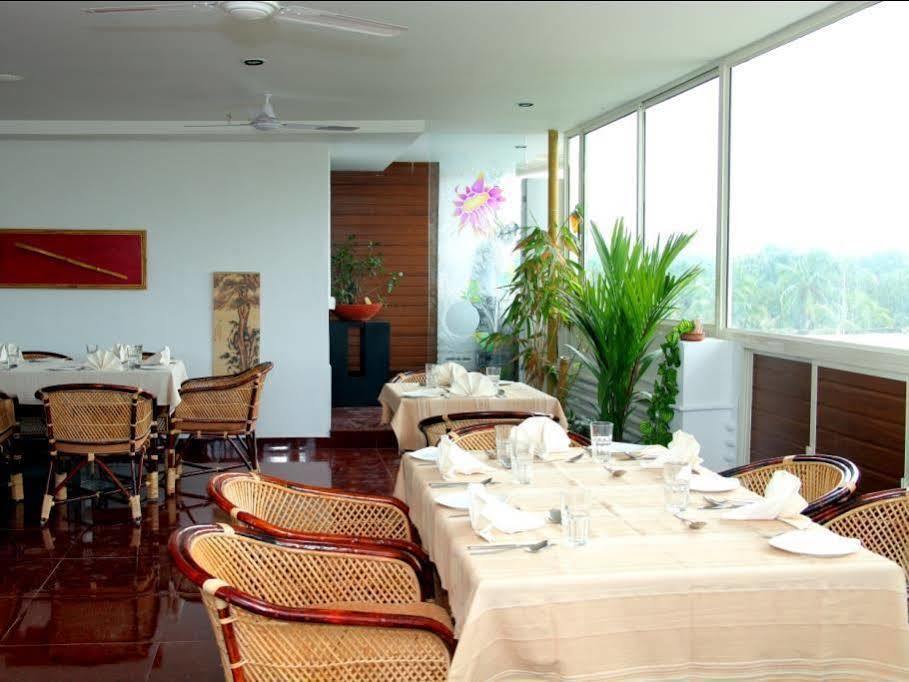 Aquarock Hotel Kazhakuttam Buitenkant foto